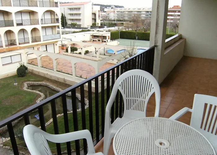 Apartment For 5 People With Garden